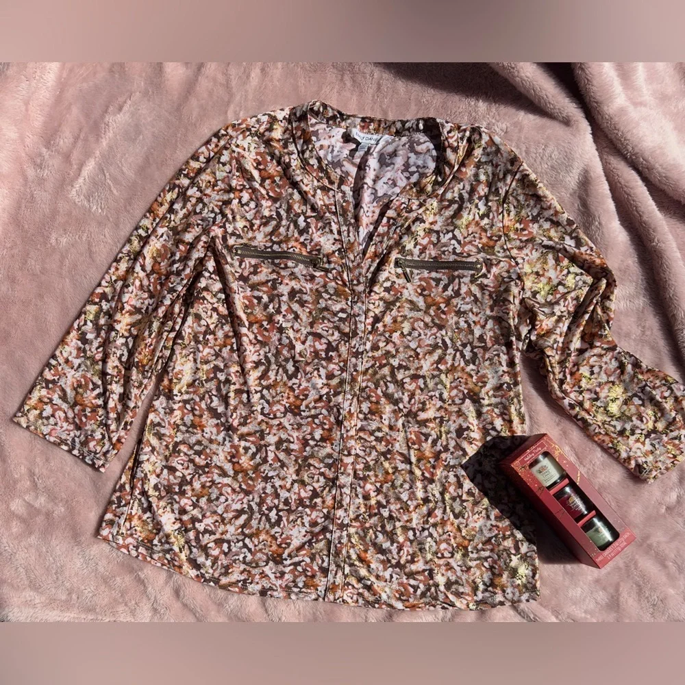 🍁 V-Neck Button Blouse 🍁 - Picture 4 of 4